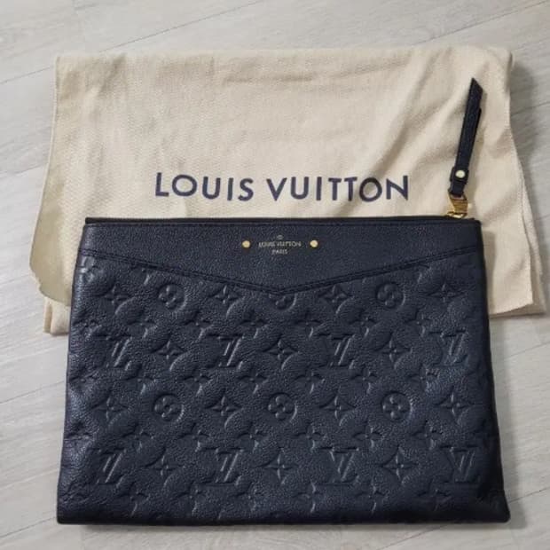 [정품] 루이비통 트리플 블랙 엠보싱 레더 클러치 풀구성품