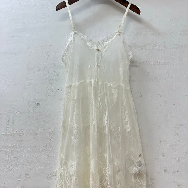 엑시즈팜 Axes Femme 아이보리 레이스 슬리브리스 레이어드 원피스 