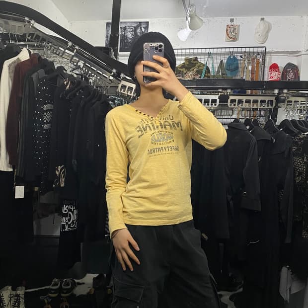 Underwraps 빈티지 레터링 브이넥 롱슬리브