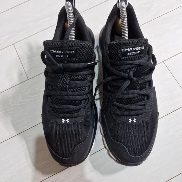 언더아머 차치드 9 런닝화 250