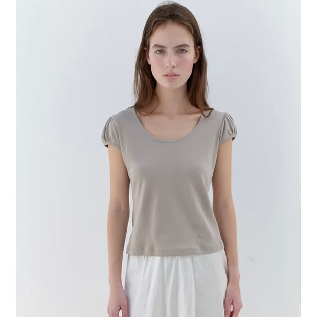 엘오61 jean cap-sleeve top in taupe 
