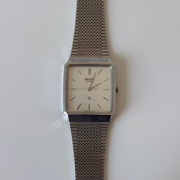 1980s Seagull Texture Square Quartz