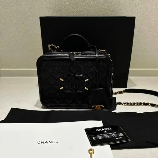 샤넬 캐비어 코스메틱백 금장