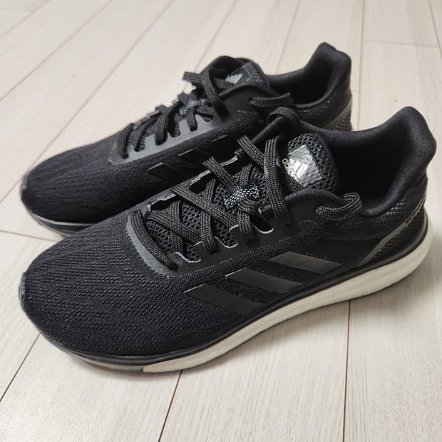 새상품급) 아디다스 운동화 리스판스 CQ0020 러닝화 사이즈240

러