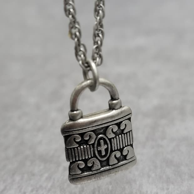 cross lock necklace
