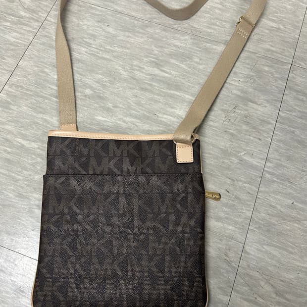 마이클코어스 로고 크로스백 브라운