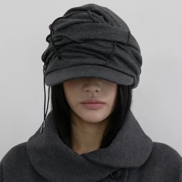 플레어업 Soi Draped Cap 차콜 색상