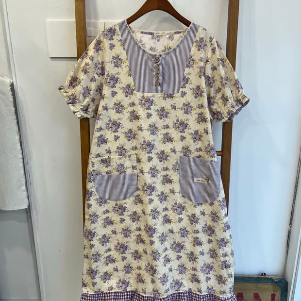 모리걸룩 무드 낭낭한 보라 잔꽃무늬 스트라이프 원피스