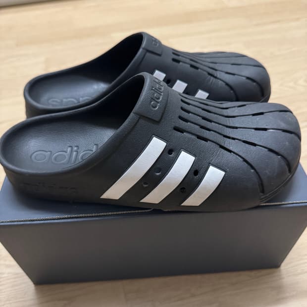아디다스 아딜렛 클로그 블랙 화이트