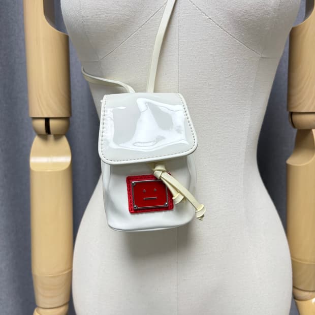 아크네스튜디오 화이트 페이던트 스몰 솔더백   