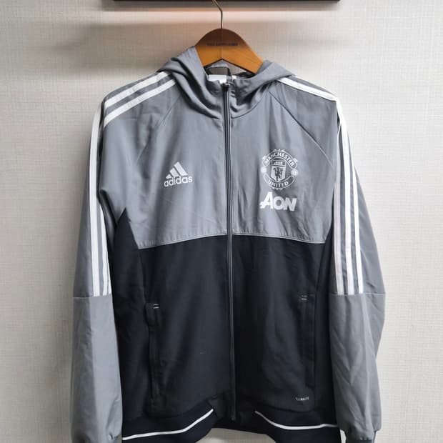 105) 아디다스 17-18시즌 맨유 AON 바람막이 팝니다