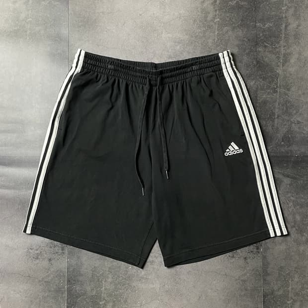 ADIDAS 아디다스 블랙 3스트라이프 스웨트 하프팬츠 A01252