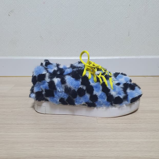 슈콤마보니 털 스니커즈 245