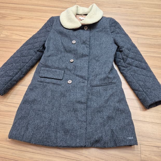 끌로에 여아 코트 14사이즈 판매합니다. 깃털 부분 퍼 재질 포인트로 고