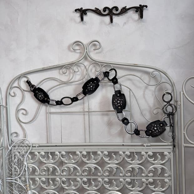 Black flower cubic chain belt