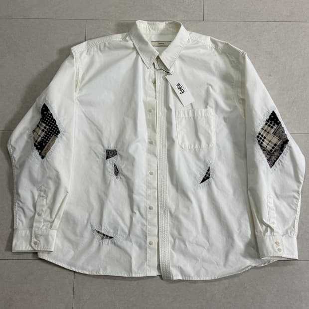 (XL) 블랙아웃 반다나 화이트 셔츠