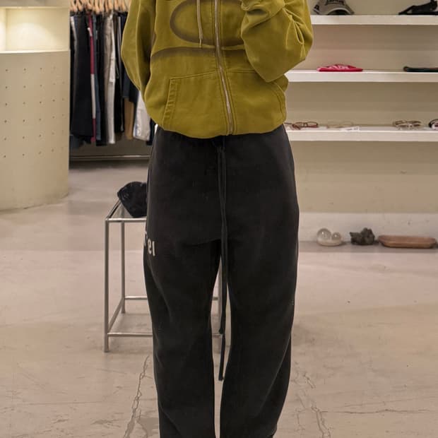 에센셜 1977 로고 스웻팬츠 U1593