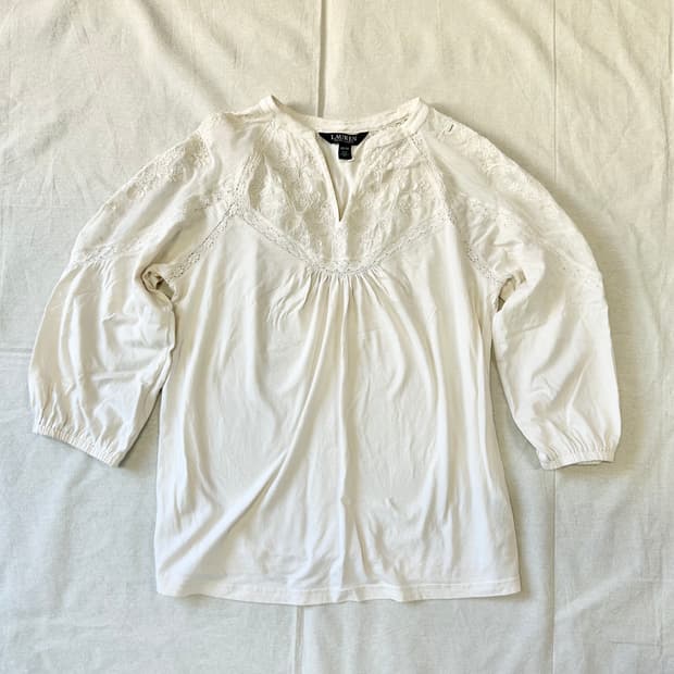 아이보리 레이스 디테일 티셔츠