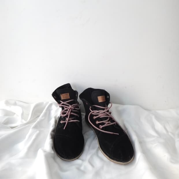 TOMS velvet mocasin shoes