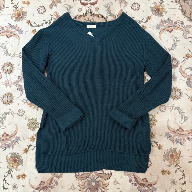 어스뮤직 v넥 사이드슬릿 니트