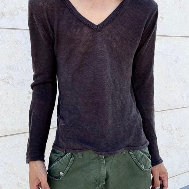 “Beams” Minimal Mood Brown V-Neck Sleeve