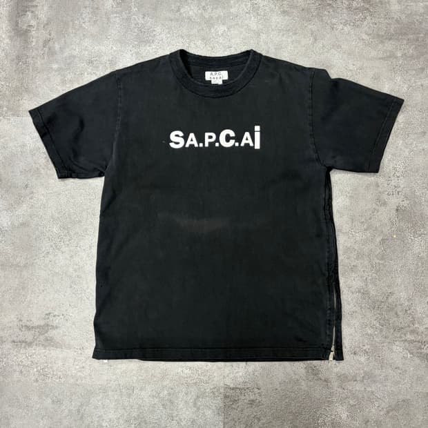 A.P.C x sacai 스펠아웃 반팔 티셔츠