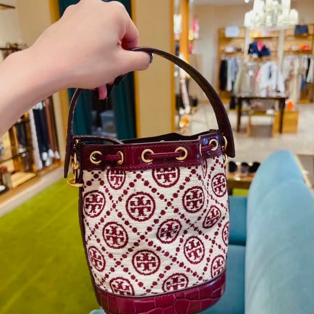 토리버치 T모노그램 로고 크로스 버킷백 