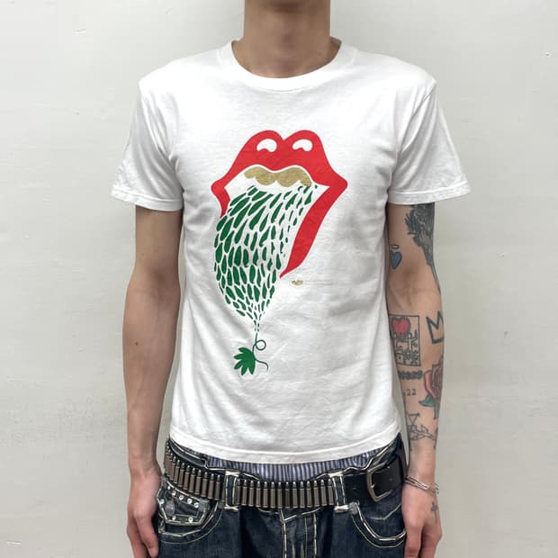 white T-shirt with lip leaves 