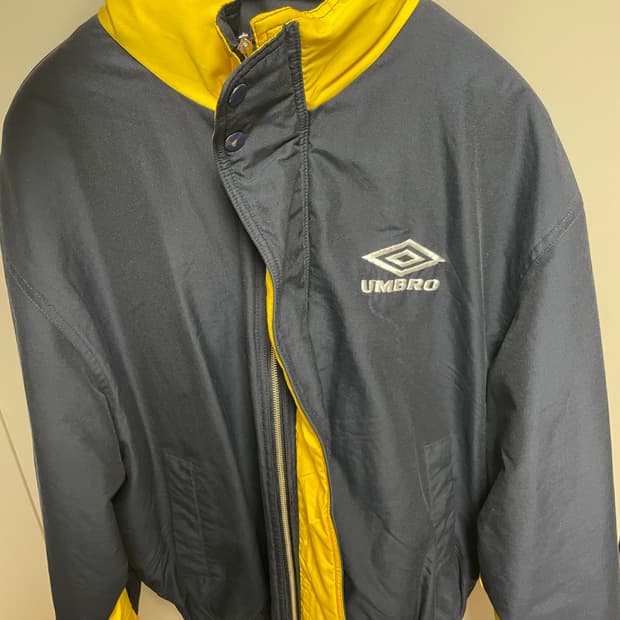 엄브로 바람막이