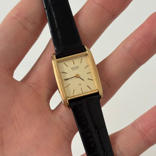 리코 1980년대 텍스쳐 베젤 골드 탱크 리쿼츠 여성