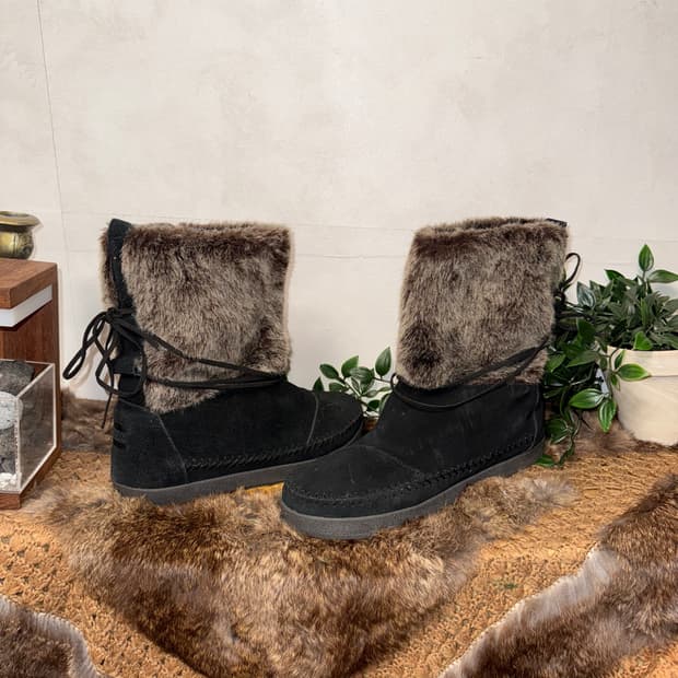 TOMS black fur strap boots