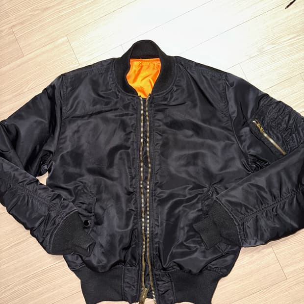 알파 인더스트리 MA-1 플라이트 자켓