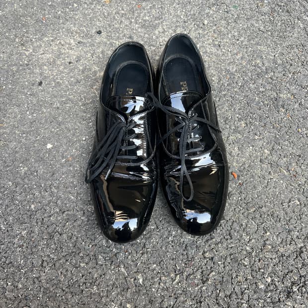 prada 에나멜 더비