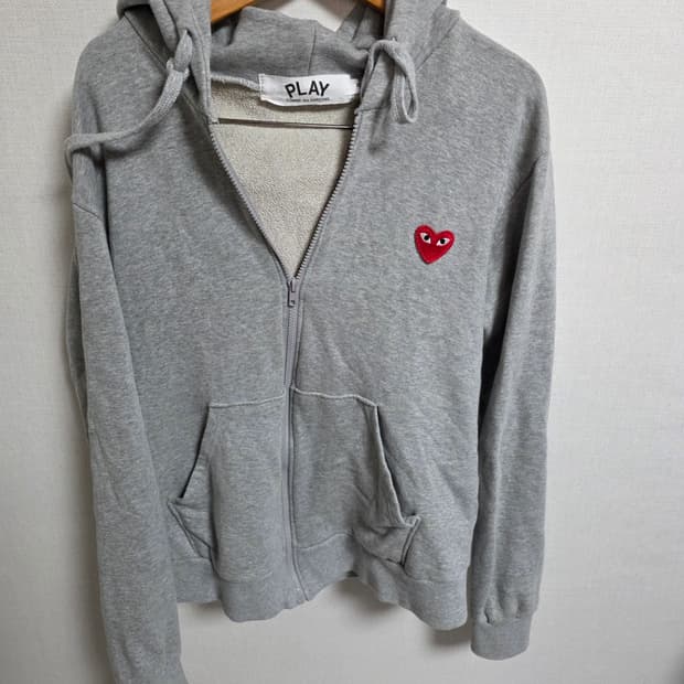 [정품/M] 꼼데가르송 플레이 레드 와펜 풀집업 후드 (그레이)