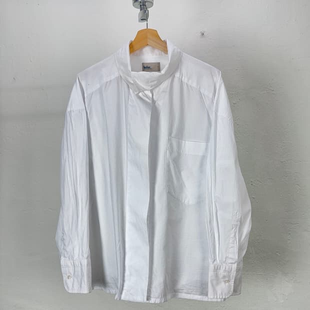 컬러 만다린 화이트 오버 사이즈드 히든 버튼 셔츠