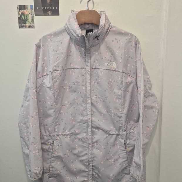 노스페이스 여성 바람막이 L(95) 
사이즈