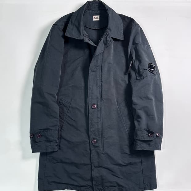 CP컴퍼니 폴리/나일론 렌즈 하프코트 