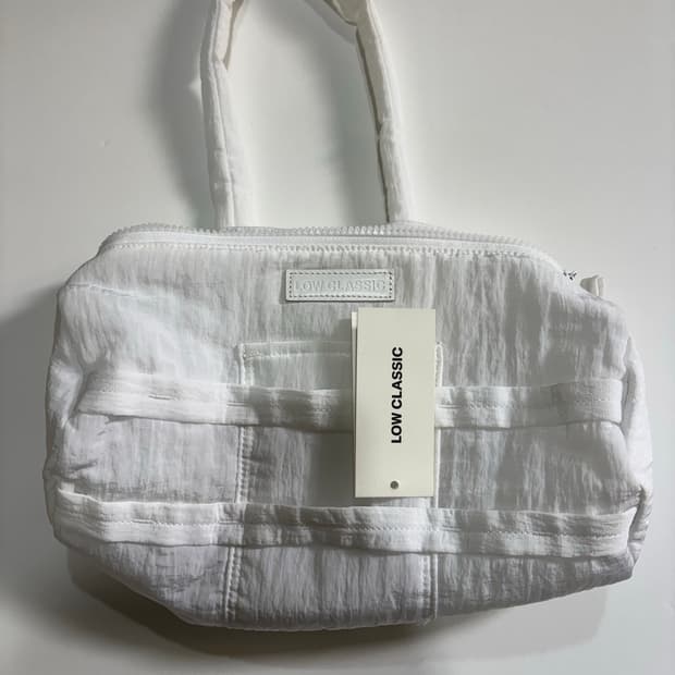 로우클래식 패디드 나일론 백 화이트