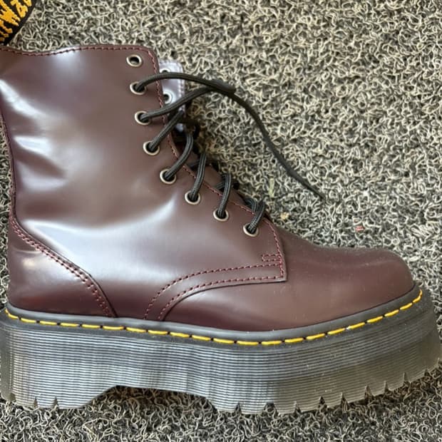 닥터마틴 버건디 워커부츠