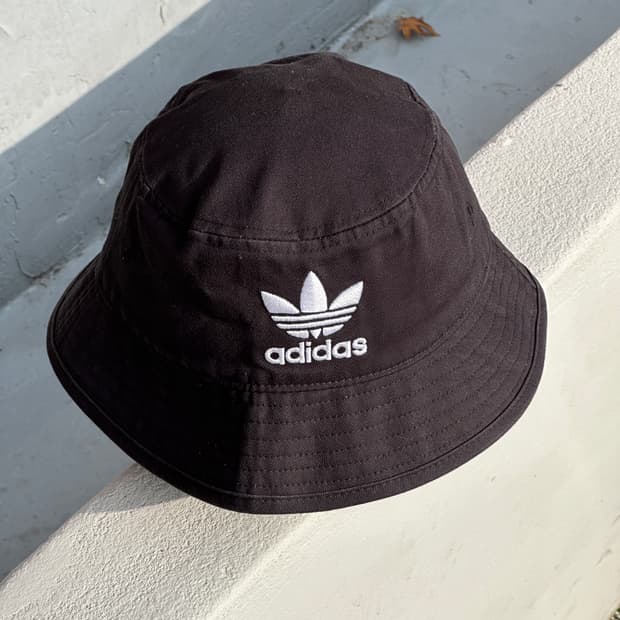 [L] 아디다스 로고 블랙 버킷햇 모자