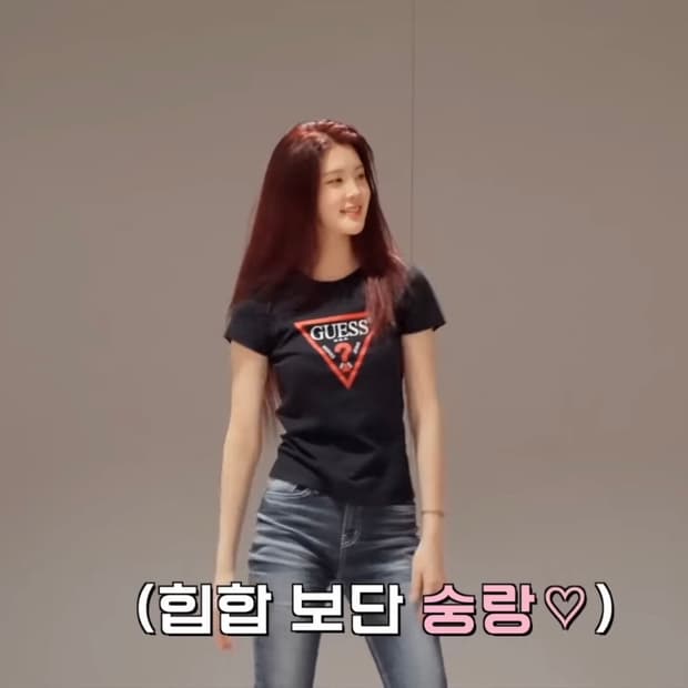 게스 블랙 삼각 로고 티셔츠