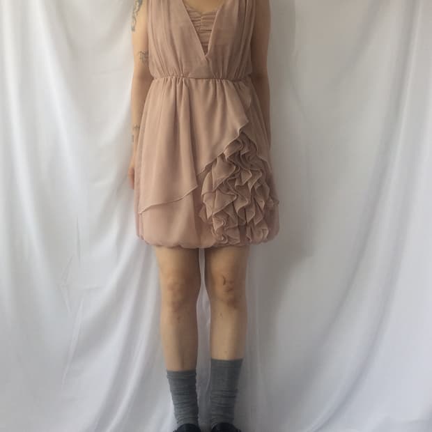 Ruffle point sleeveless onepiece