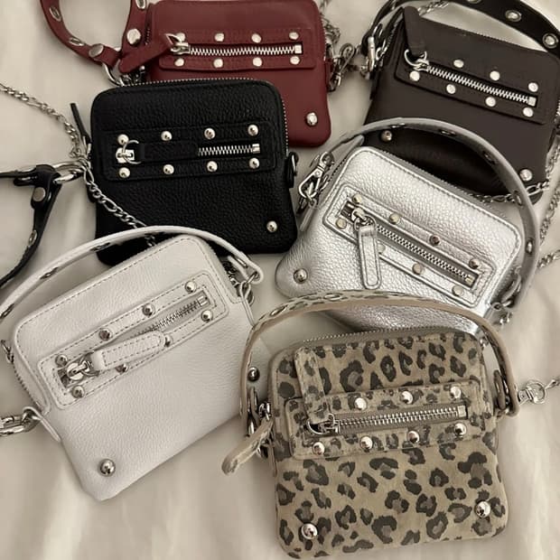 다이닛 스터드 크로스 체인 월렛 레오파드