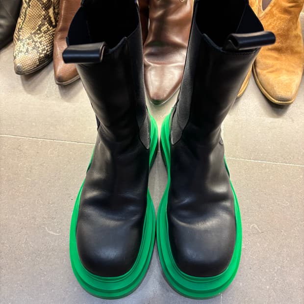 보테가베네타 타이어 부츠 패러킷 42.5 팝니다