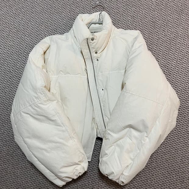 인사일런스 크롭 후디드 구스 다운 자켓 크림