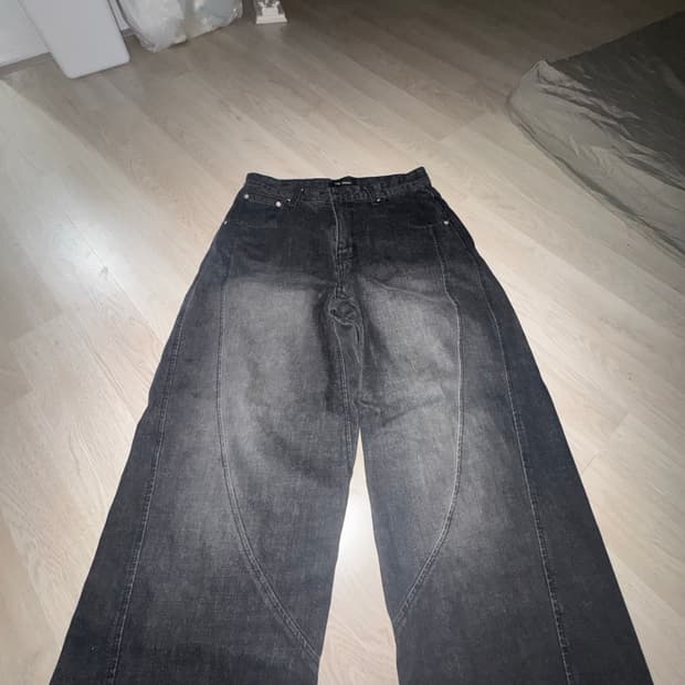 검은색 사선 디테일 워싱 데님