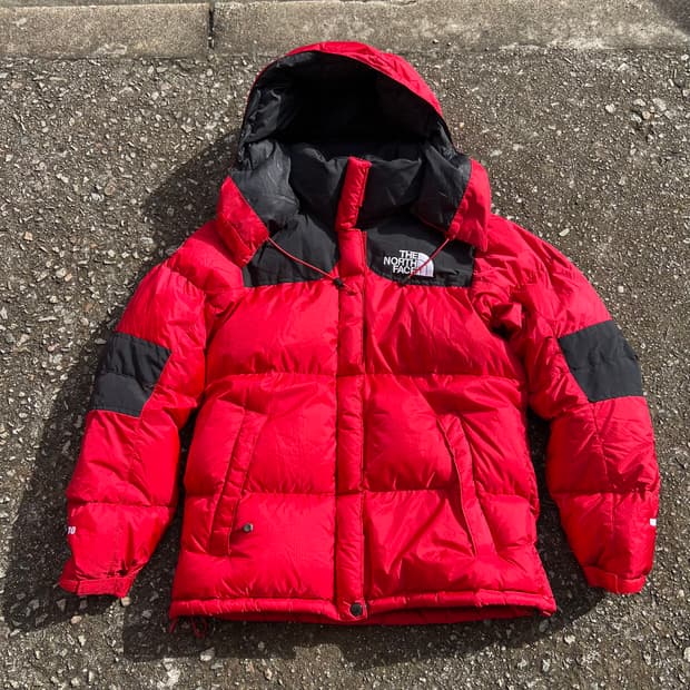 쨍한 레드 색감의 노스페이스 눕시 700 패딩