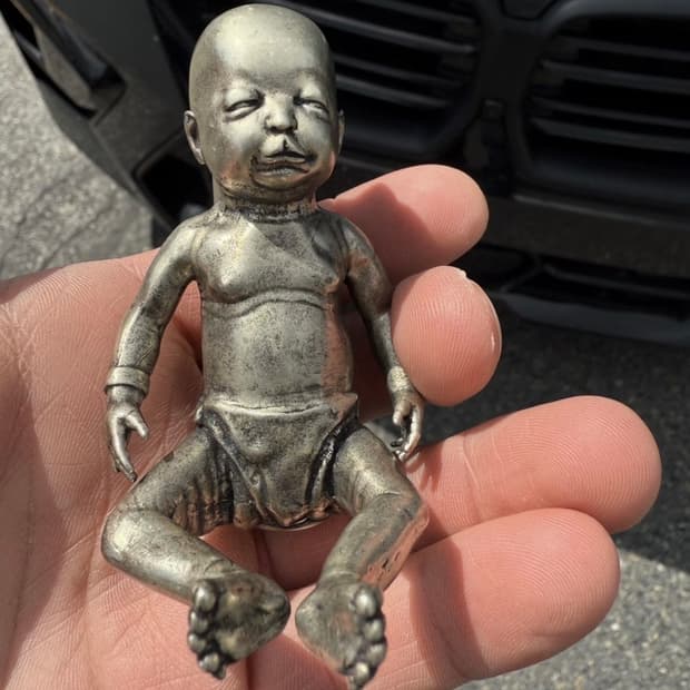 Enfants riches deprimes Baby Lighter