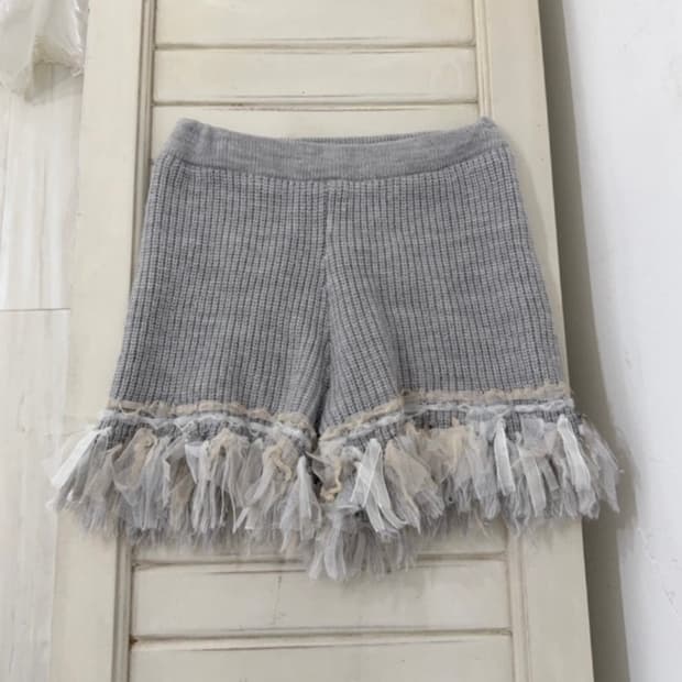 Light gray knit short pants