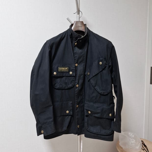 바버 인터내셔널 블랙 왁스자켓 105